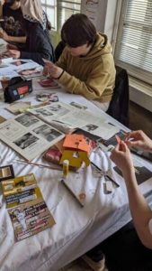 Œuvre collective pour la journée internationale des droits des femmes à la mission locale de Poitiers en mars 2024. Atelier mené par Natacha DAVID