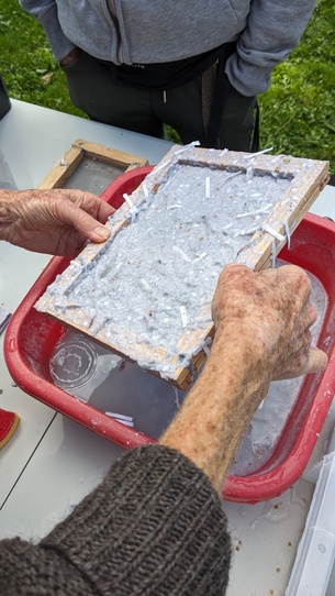 Atelier de fabrication de papier mené par Natacha DAVID à la galerie en sous-sol à St Ours en septembre 2024