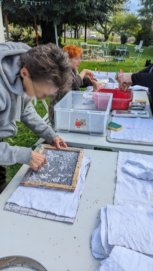 Atelier de fabrication de papier mené par Natacha DAVID à la galerie en sous-sol à St Ours en septembre 2024