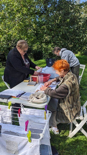 Atelier de fabrication de papier mené par Natacha DAVID à la galerie en sous-sol à St Ours en septembre 2024